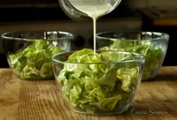 Salată iceberg cu dressing de iaurt image