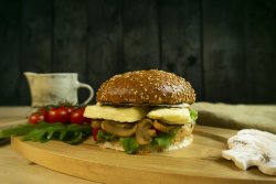 Halloumi Burger cu cartofi Wedges și sos wasabi mayo image