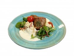 Mușchiuleț de porc cu sos de gorgonzola și piure de cartofi cu roșii uscate image