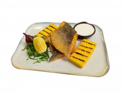 Păstrăv în crustă aurie cu mămăligă la grill și sos de smântână cu usturoi image