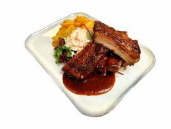 Scăriță de porc cu sos American ( BBQ), cartofi wedges și salată Coleslaw image
