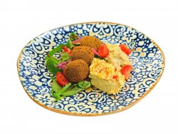 Trio vegan: falafel, humus și salată de vinete cu pane pe vatră image
