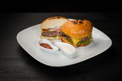 Black Angus Cheeseburger cu  cartofi Wedges și sos Roze image