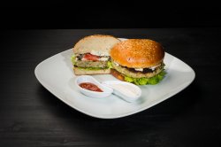 Chicken Burger cu cartofi prăjiți și sos Caesar image