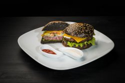 Black hot Burger cu cipsuri din cartofi și sos spicy mayo image