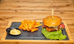 Bacon house burger cu cartofi wedges și sos + suc image