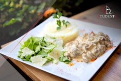 Ceafă de porc students și orez cu parmezan și salată verde image