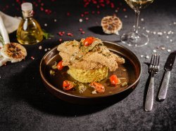 File de dorada în crustă de porumb și ierburi provence, ceapă coaptă, zuchini, risotto cu creveți și lămâie image