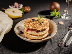 Pancakes cu mascarpone, dulceata de coacaze negre, sos cu caramel si nuca crocanta image