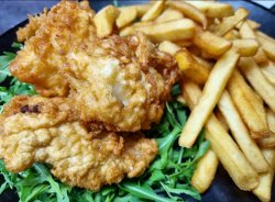 Fish and chips cu sos picant image
