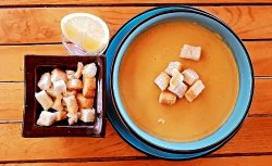 Supa crema de linte cu lamaie si crutoane image