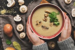 Supa crema de ciuperci porcini si crutoane integrale cu parmezan image