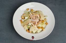 The Caesar salad, salată română, bucățele de pui grill, parmezan, crutoane, pancetta crocantă și sos de iaurt, anșoa și usturoi copt - 280 gr. image