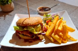Burger cu cartofi deeprs și mix salată image