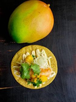 Tacos cu creveți la grătar, yuzu și mango image