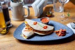 20% reducere: Quesadilla Vegetariana + Bere la alegere image