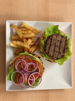 Burger de vită cu cartofi prăjiți image
