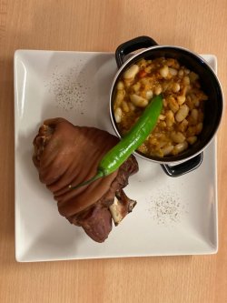 Ciolan de porc cu iahnie de fasole image
