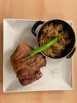 Ciolan de porc cu varză călită image