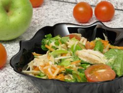 Salata de cruditati cu piept de pui la gratar image
