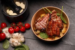 Ceafă de porc marinată la grill cu cartofi image