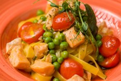Tagliatelle cu somon și mazăre/Tagliatelle with salmon and peas image