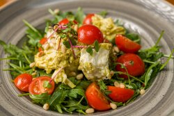 Salată Caprese cu rucola/Caprese salad with rocket and basil pesto image