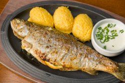 Păstrăv aromat cu ierburi la cuptor cu mămăligă și sos de usturoi/Oven baked herb-flavoured trout with polenta and garlic sauce image