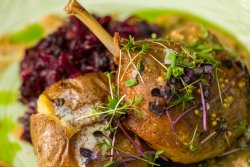 Pulpă de rață confiată cu sos de piper verde, varză roșie și cartof copt/Confit duck leg with green pepper sauce, red cabbage Leiand baked potatoes image