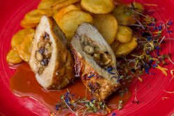Piept de pui umplut cu fructe confiate, cartofi crocanți și sos de caramel sărat/Fruit-stuffed chicken breasts, crispy potatoes and salted caramel sauce image