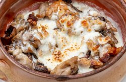 Pulpe de pui în sos gorgonzola pe pat de ciuperci înăbușite cu bacon/Chicken legs in Gorgonzolasauce on braised mushroom bed with bacon image