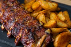 Scaricică de porc cu sos barbeque și cartofi wedges/Pork ribs with barbecue sauce and wedges image