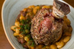 Stinco de porc în crustă de piper mozaic la cuptor cu iahnie de fasole/Roasted pepper-crusted pork shank with baked beans image