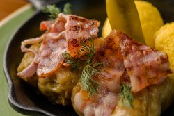 Sărmăluțe în foi de varză murată cu mamaliguță/Pickled cabbage rolls with polenta image