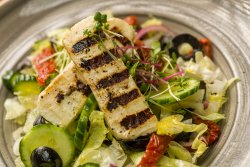Salată cu brânză Halloumi crocantă/Crunchy Halloumi salad image