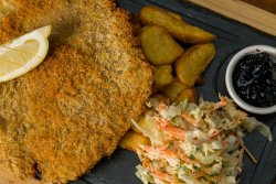 Șnțel vienez cu cartofi wedges, salată Coleslaw și dulceață de afine/Wiener Schnitzel with wedges, Coleslaw salad and blueberry jam image