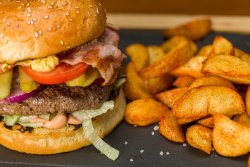 American burger cu cartofi wedges și sos barbecue/American burger with wedges and BBQ sauce image