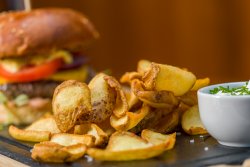 Cheeseburger cu cartofi prăjiți și cremă de brânză aromată/Cheese burger and French fries with flavoured cheese cream Cheese burger and French fries with flavoured cheese cream image