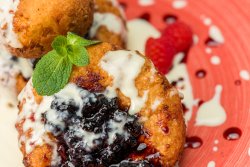 Papanași prăjiți cu dulceață de afine și sos de vanilie/Romanian cheese doughnuts image