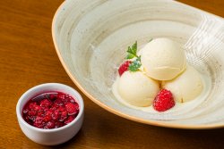 Înghețată de vanilie făcută în casă cu sos fierbinte/Homemade vanilla ice cream with hot raspberry sauce image