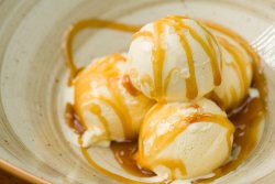 Înghețată de vanilie făcută în casă cu sos de caramel sărat/Homemade vanilla ice cream with salted caramel sauce image