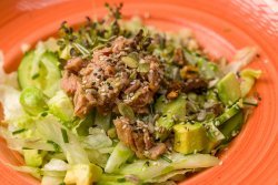 Salată picantă cu ton, țelină apio, castravete și nuci/Spicy tuna salad with apio celery, cucumbers and nuts image
