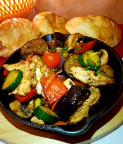Tigaie picantă de pui cu legume image