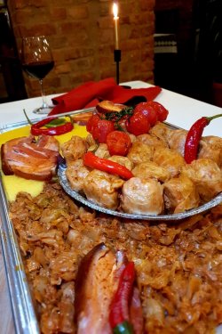 Platou cu piept de porc înăbușit și sărmăluțe (5-6 persoane ) image