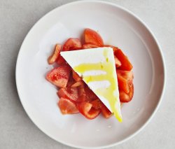 Salată de roșii cu brânză image
