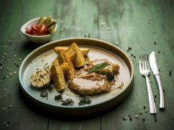 Escalop de porc cu prosciutto crudo, salvie și sos de vin alb, cartofi la cuptor cu usturoi image