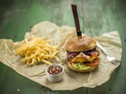 Burger de vită cu cartofi image