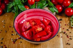 Salată de roșii și castraveți image