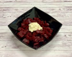 Salată de sfeclă roșie cu hrean image
