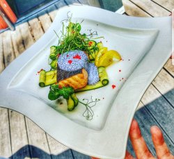 Somon cu Mousse de Avocado pe Pat de Zucchini și Sos de Icre image